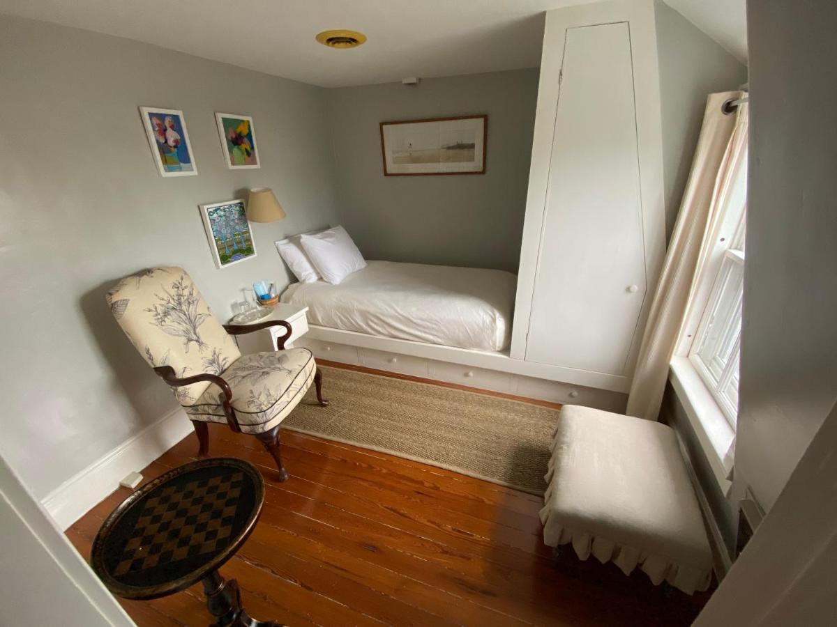 Single Room,1589353140:JPEG