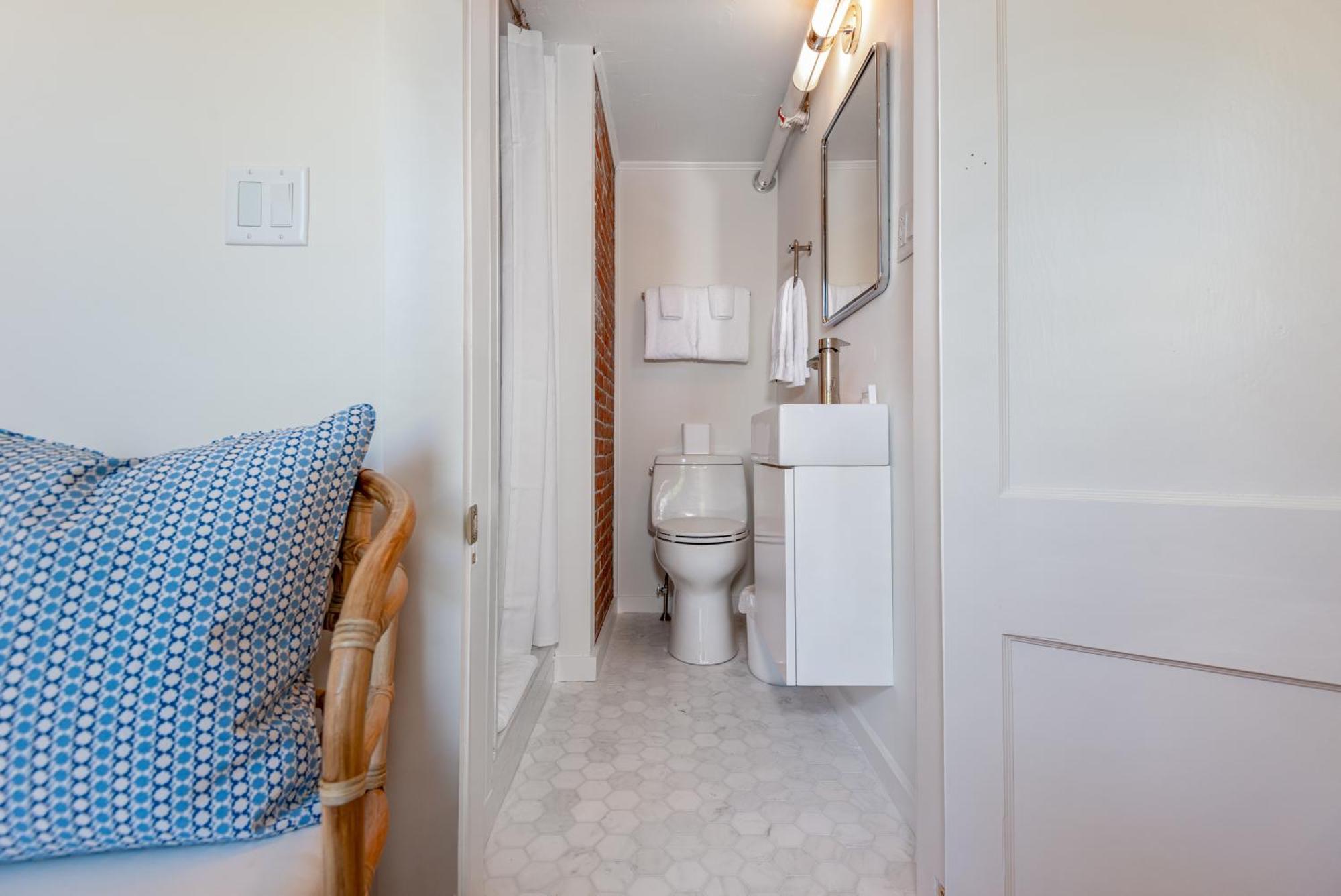 Deluxe Full Room with Private Bathroom (32)